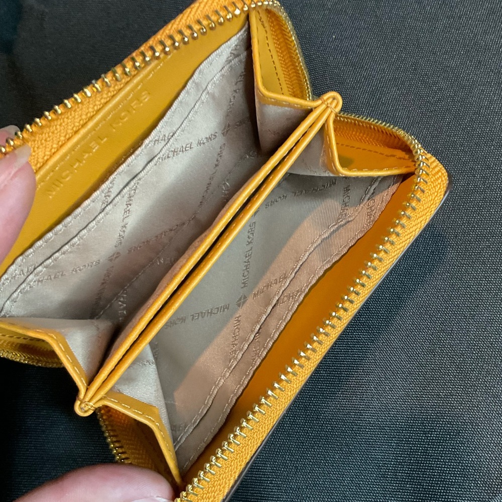 SOLD!!!!! MK MINI BAG WITH WALLET 😍 - Picture 6 of 10